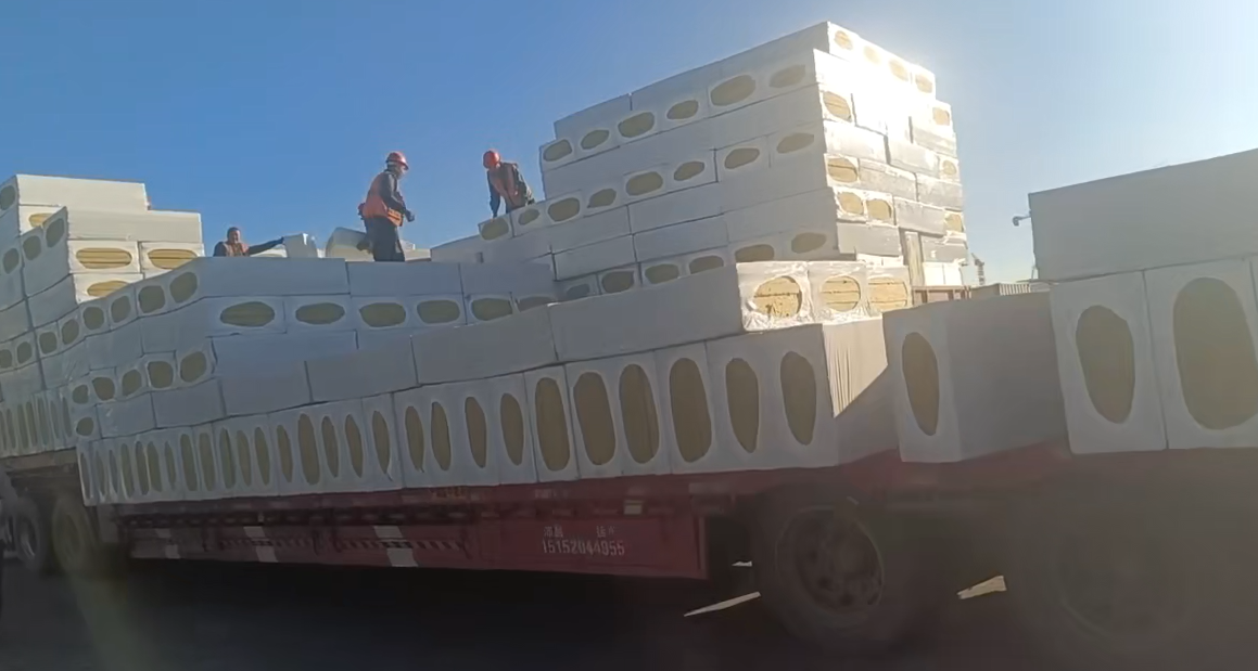 巖棉板卸貨一車，發電廠煤場外保溫應用